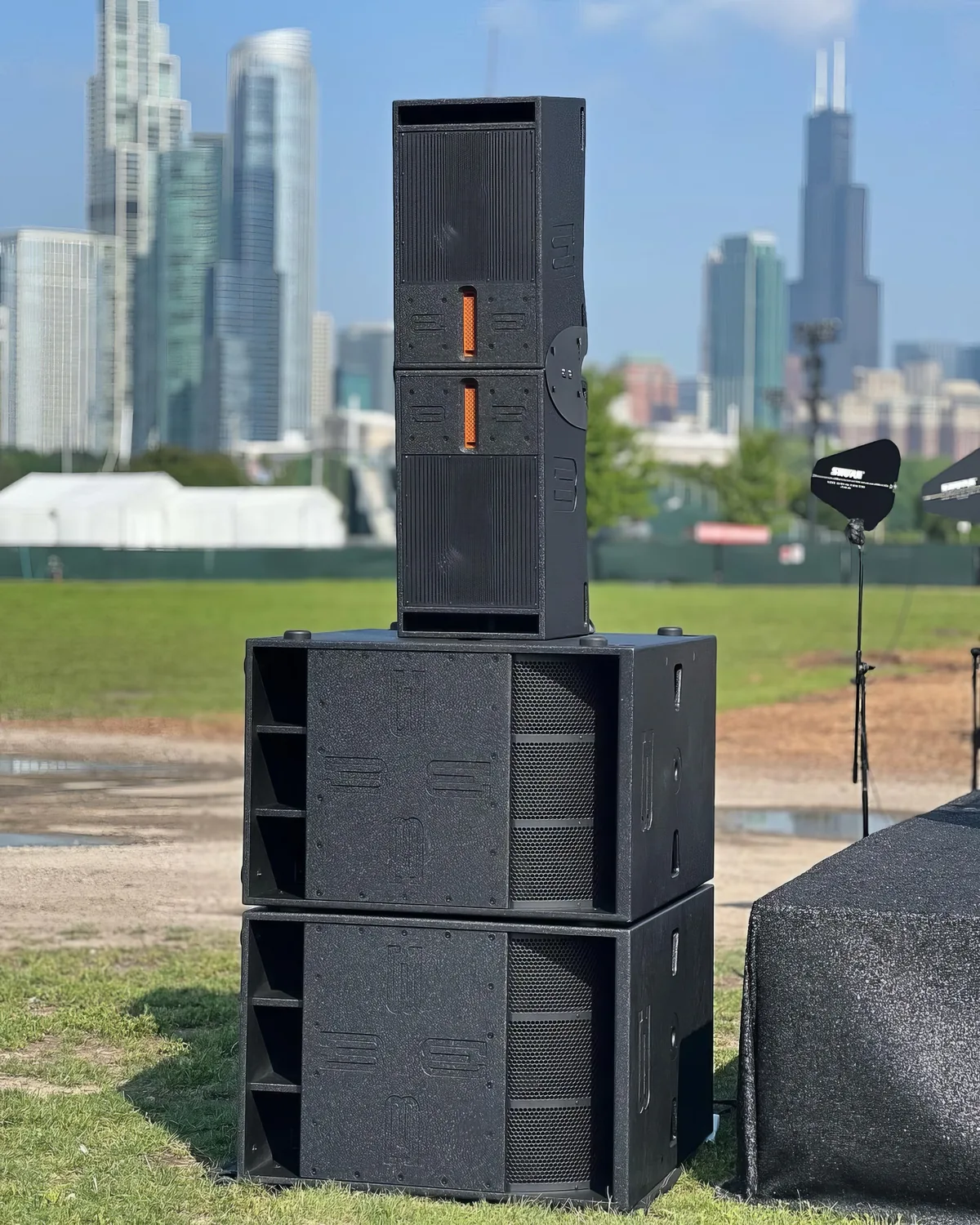DV12 BASSBOSS en array sobre VS21, rig de producción móvil