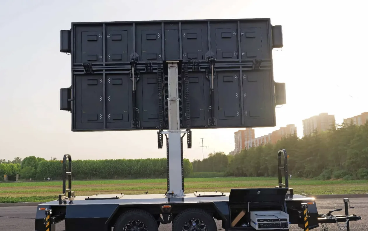 Rear view of the MOBO MB-15 trailer showing the folding twin screen panels