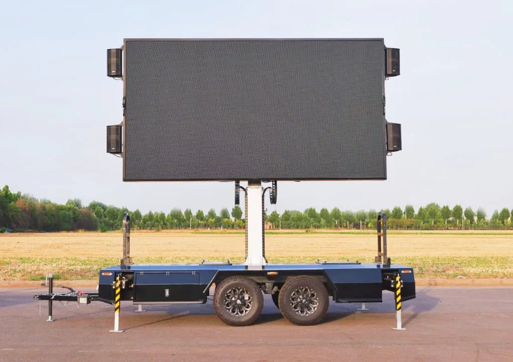 Hydraulic lifting and rotating system on the MOBO MB-10 LED trailer