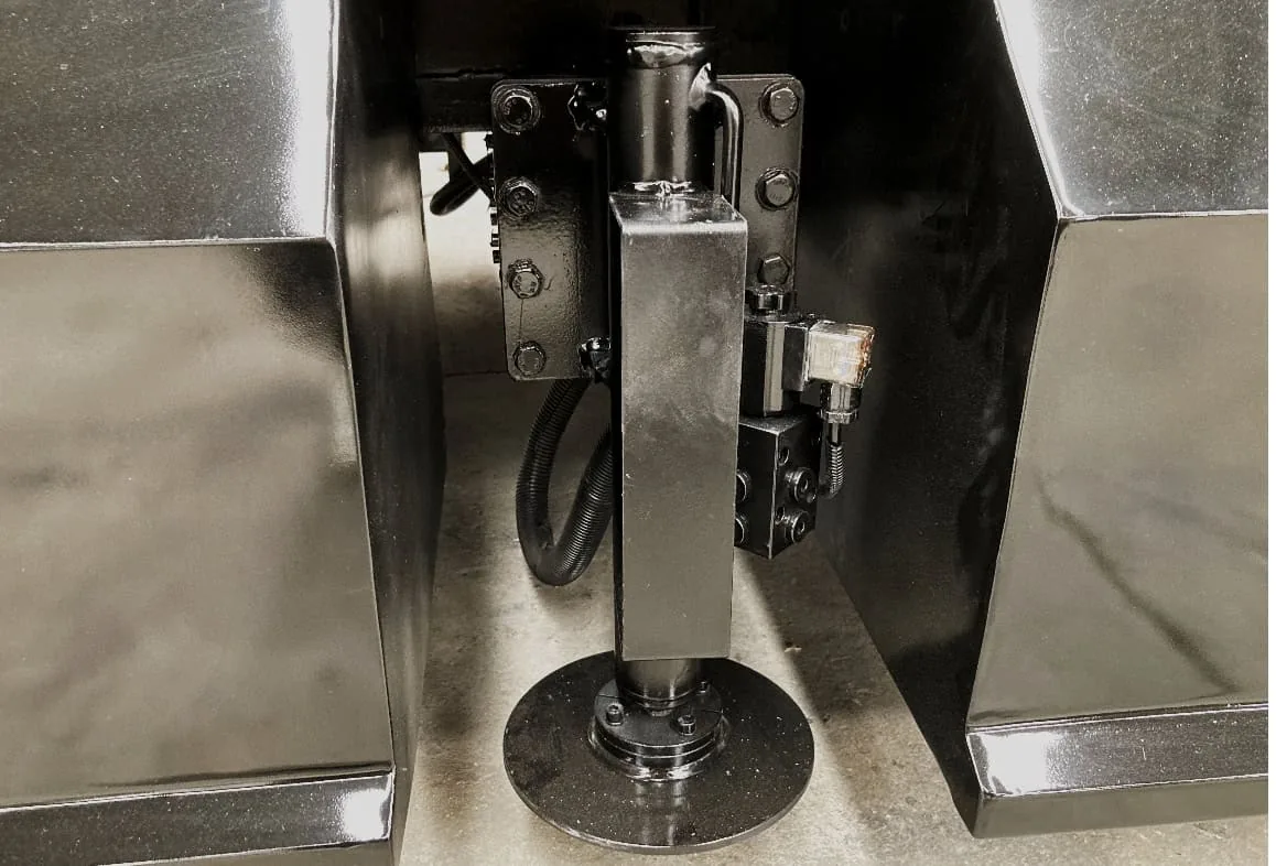 Hydraulic outrigger leg on the MOBO MB-28 LED screen trailer