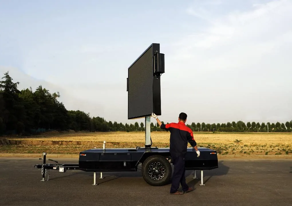 Hydraulic lifting and rotating mast on the MOBO MB-5 LED screen trailer