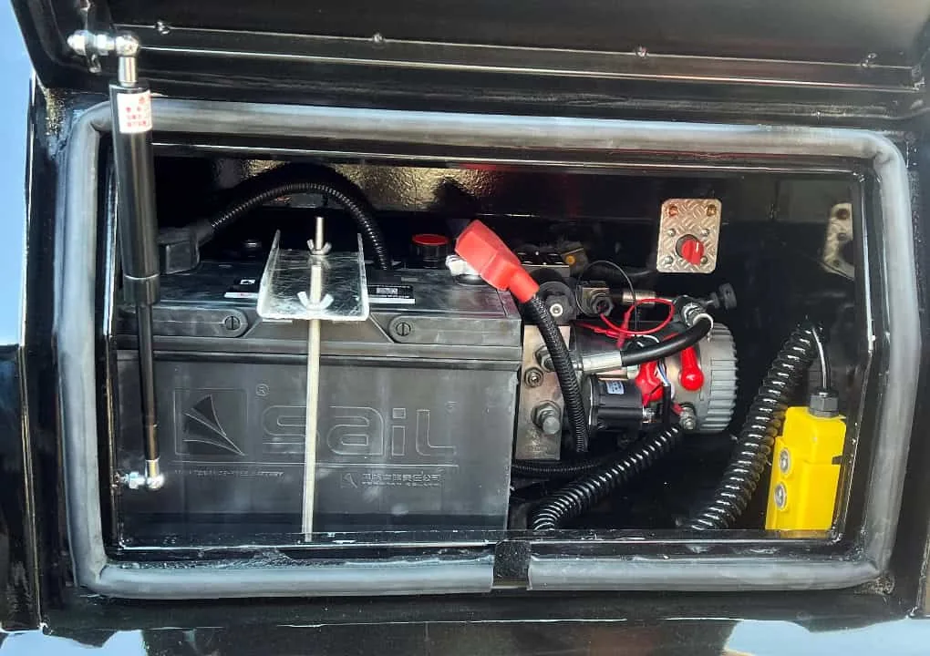 Battery and hydraulic lift system compartment on the MOBO MB-7D trailer