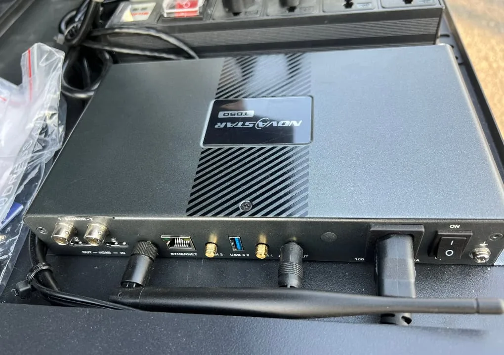 NovaStar TB-40 media player that runs both faces of the MOBO MB-7D